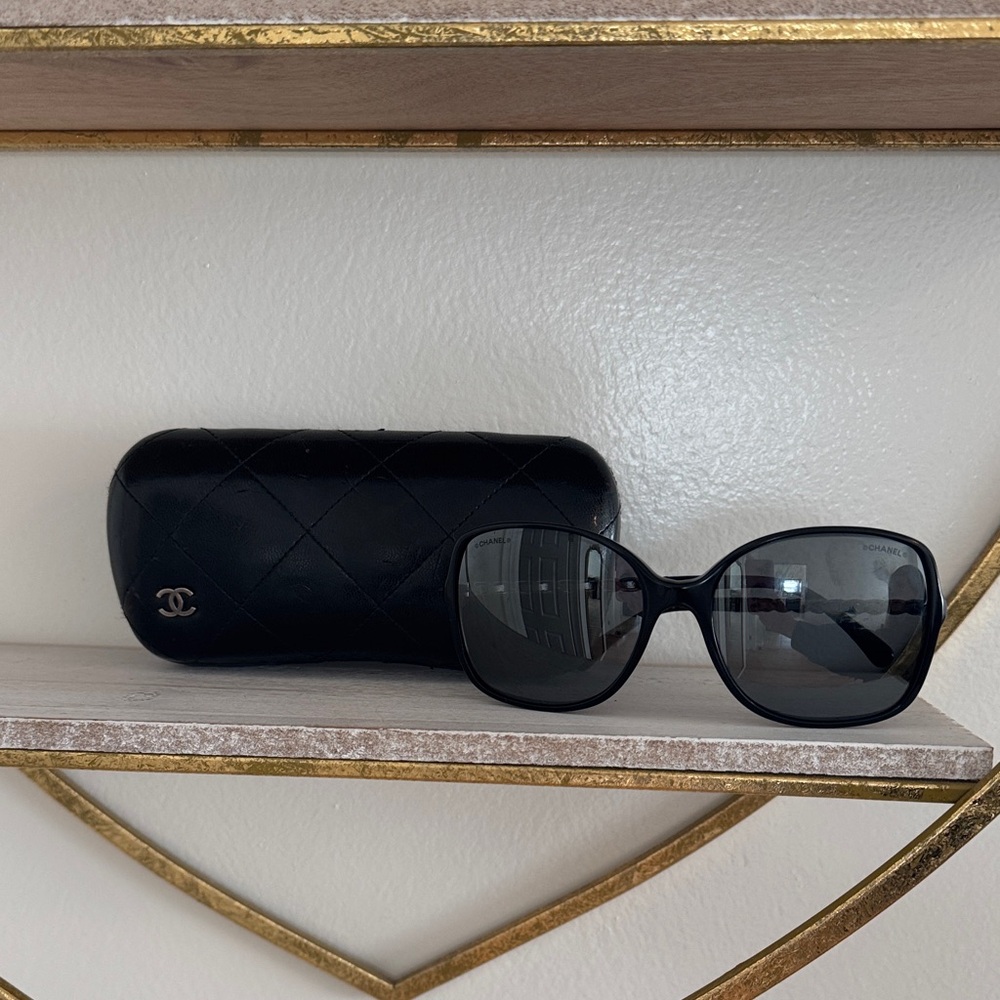 CHANEL Elegant Black Sunglasses